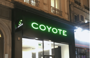 Caisson enseigne lumineuse allumée devanture
